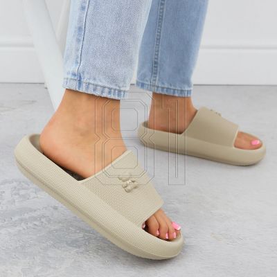 6. Vinceza W 75210 JAN403B flip-flops