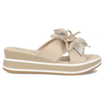 2. Women's leather wedge sandals with a flower, beige Filippo DK7636