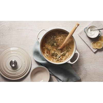 8. Le Creuset Signature Roaster Round Meringue 20cm