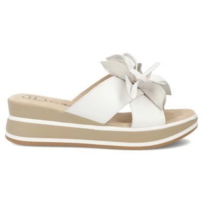 2. Women's leather wedge sandals with a flower, white Filippo DK7636