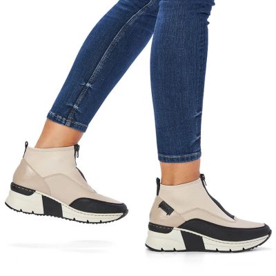 14. Rieker W RKR608 ankle boots beige