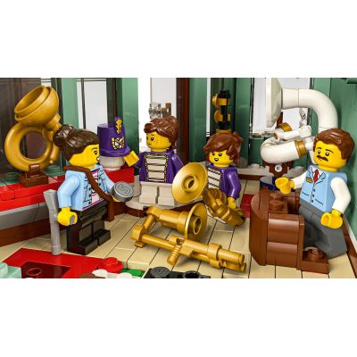 10. LEGO Icons 11371 - Shopping Street