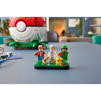 20. LEGO Pokémon 72154 – Iconic Poké Ball with Trainers