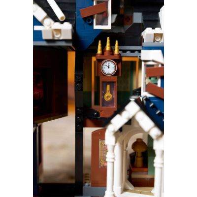 13. LEGO Icons 11370 - Stranger Things: Creel House