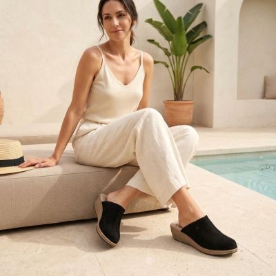 10. Black leather wedge sandals Filippo DK7567