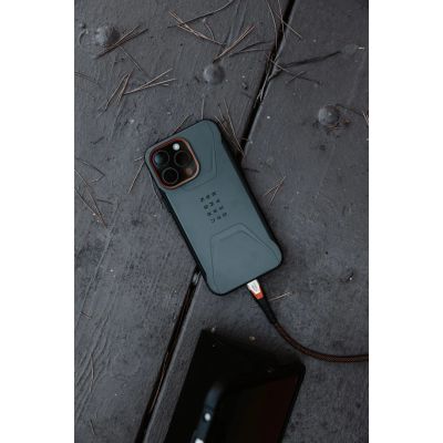 8. UAG SRGE - USB-C - USB-C cable, USB 3.2 Gen2 240W/20Gbps, 75 cm (black/orange)