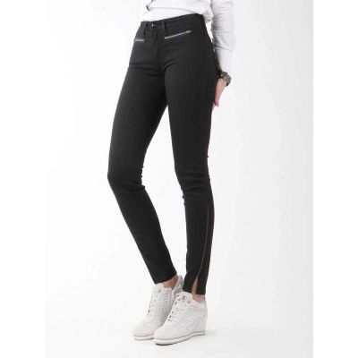 4. Wrangler® Corynn Perfect W jeans W25FCK81H