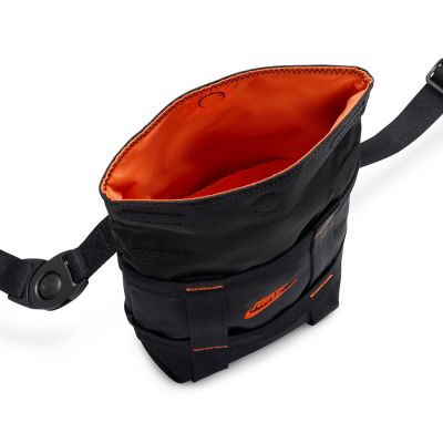 4. Nike Sportswear HF8106-010 bag