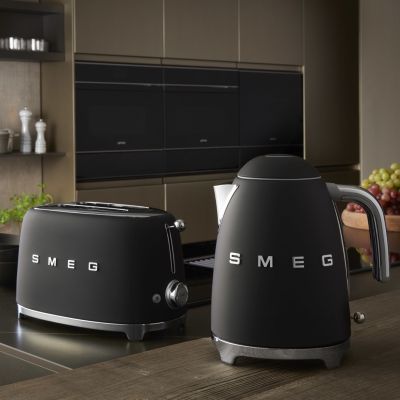 55. Smeg KLF03BLMEU electric kettle