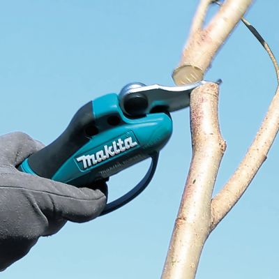 8. Makita DUP362Z Powered Shears/Pliers Power Shearing