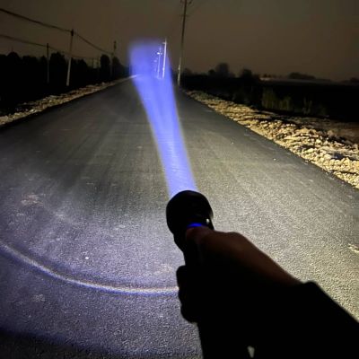 8. Wozinsky WLT-20W tactical flashlight 20 W 2000 lm CREE diodes IP65 with adjustable beam - black