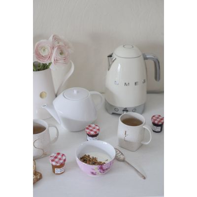 43. SMEG KLF04CREU electric kettle cream