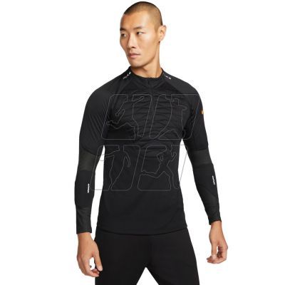 8. Nike Techfit Strike Drill Top Winter Warrior M DC9156 010 sweatshirt