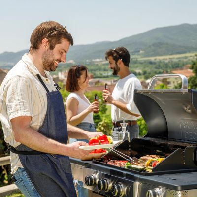 8. Gas grill Black+Decker BXOG12950E (3 burners x 3.6 kW + 1 side burner 2.1 kW)