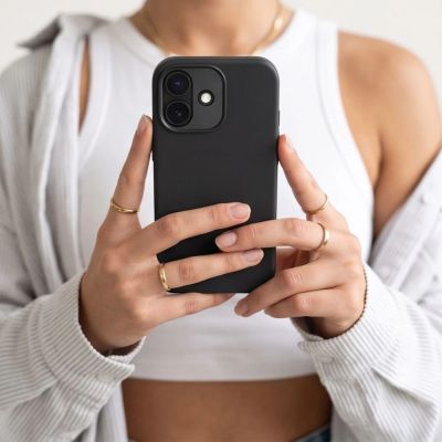 5. Tech-Protect Uniq MagSafe CC Case for iPhone 17 - black