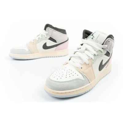 8. Nike Air Jordan 1 women's high-top sports shoes fashionable sneakers