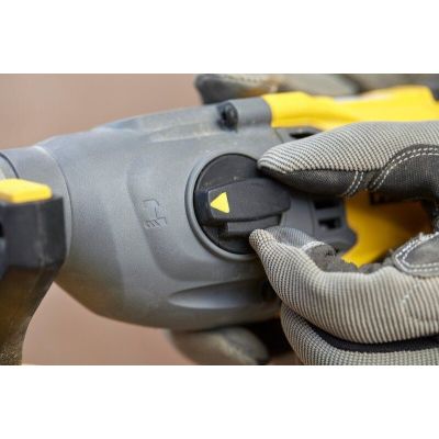 4. STANLEY SDS+ HAMMER DRILL 18V V20 2x4Ah CASE