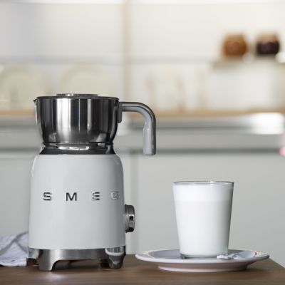 9. Smeg MFF11WHEU Milk Frother/Warmer Automatic Milk Frother/Warmer White