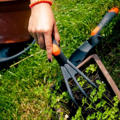7. CLAWS GARDEN CULTIVATOR