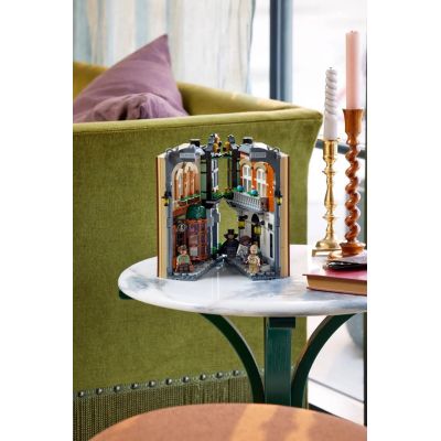 18. LEGO ICONS 10351 Sherlock Holmes: Book nook