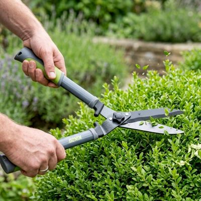 28. Hedge trimmer with wavy blade 65cm Kinzo