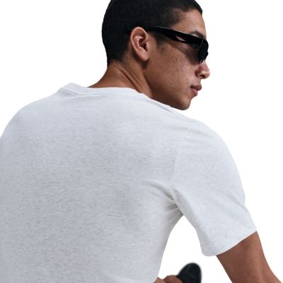 3. Nike Sportswear Club T-Shirt AR4997-051