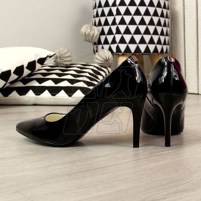 6. Pumps on a black lacquered stiletto W Juma