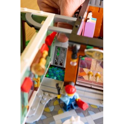 19. LEGO Icons 11371 - Shopping Street