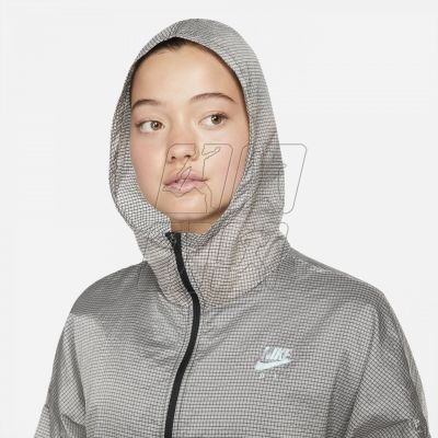 4. Nike Air W DM7793-010 Jacket