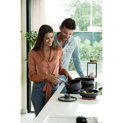 7. BergHOFF Leo Stone+ 2 l Round Black