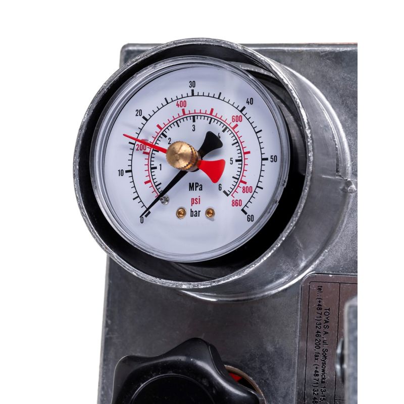 6. Yato YT-24800 pressure calibrator