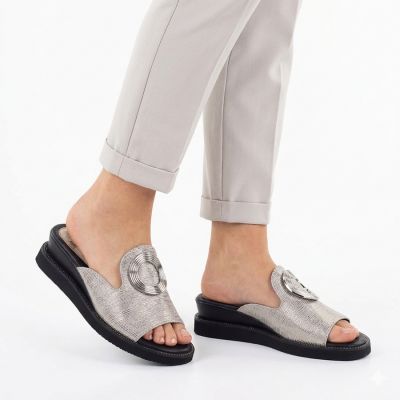 5. Women's silver low wedge flip-flops M.Daszyński MR2267-7