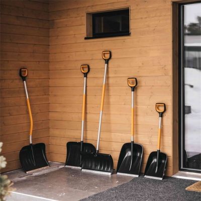 2. Fiskars 1057179 Snow Shovel/Shovel Metal Black, Orange