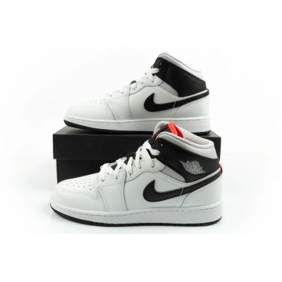 10. Nike Air Jordan 1 women's high-top sports shoes fashionable sneakers white black