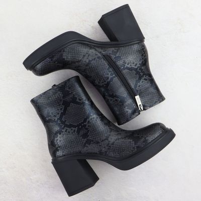 4. Women's leather ankle boots with a snake print heel, black Goe SS2N4152