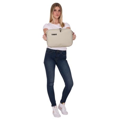 4. Thule Chasm Medium Gear Cube Travel Organizer - Soft Sand