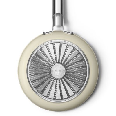 4. Smeg FPF2002CRM frying pan