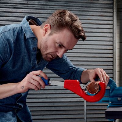 44. Knipex 90 31 03 BK hand pipe cutting tool Pipe cutter