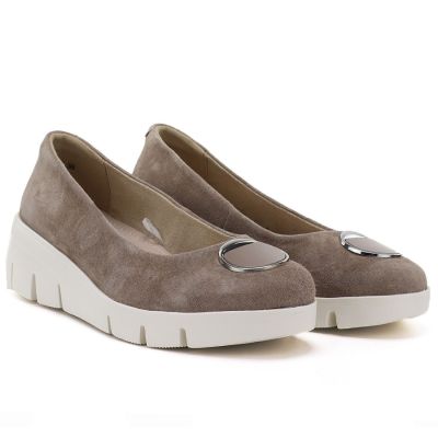 4. Women's beige leather wedge shoes Vinceza 95412