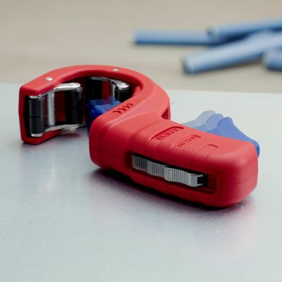 35. Knipex 90 23 01 BK hand pipe cutting tool Pipe cutter