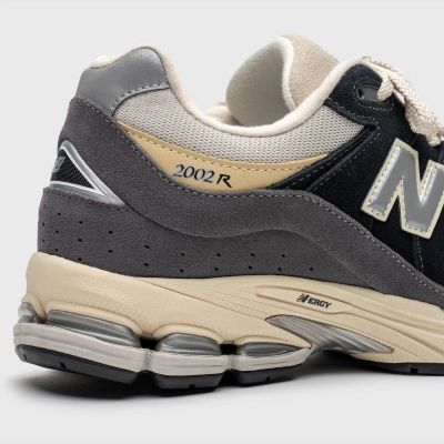 6. New Balance sports shoes M M2002RSH