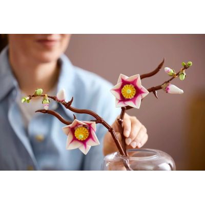 11. LEGO Botanicals 11510 - Magnolia Branches