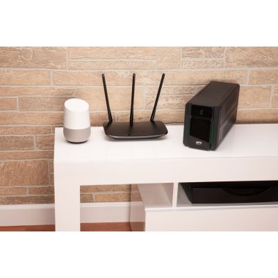5. APC EASY UPS 700VA 230V AVR IEC/SOCKETS