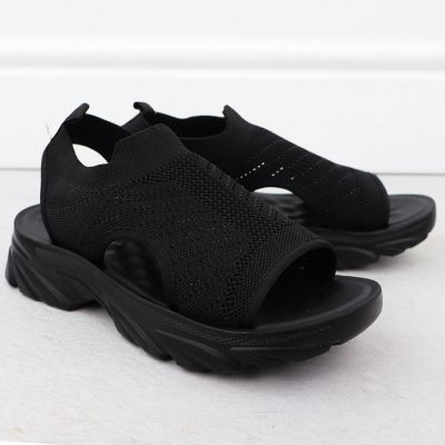 3. Women's closed-toe black sandals Potocki TO90302