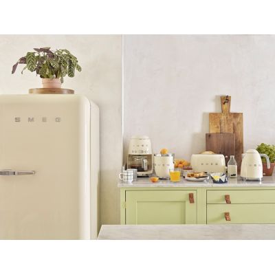 28. Smeg DCF02CREU Manual Drip Coffee Maker 1.4 l