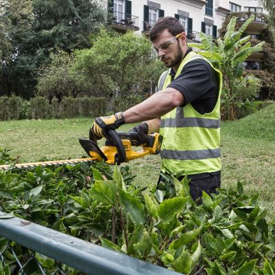 7. DeWALT DCM563P1-QW Electric Hedge Trimmer Single Blade 3.4 kg