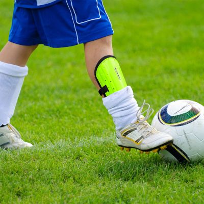 5. Meteor L football shin guards white