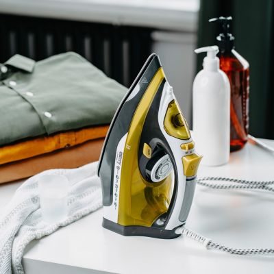 12. Adler CR 5029 steam iron (2400W; yellow)