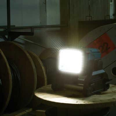 8. Makita LED Lamp 18V/14.4V DML811 1800lx/3000lm with AC Power Supply