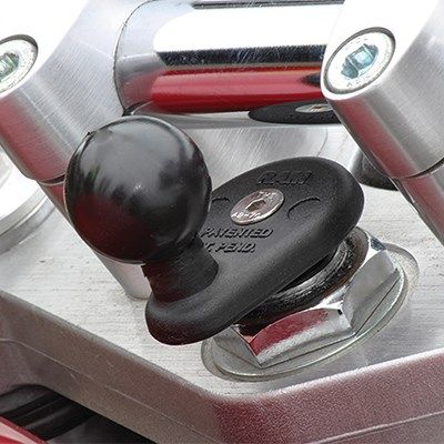 3. RAM MOUNT mounting base in the fork stem RAM-B-342U